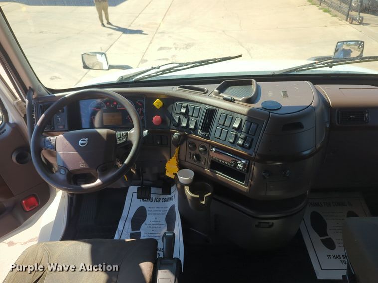 image for item NG9308 2016 Volvo  VNL semi truck