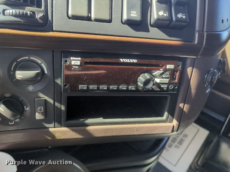 image for item NG9308 2016 Volvo  VNL semi truck