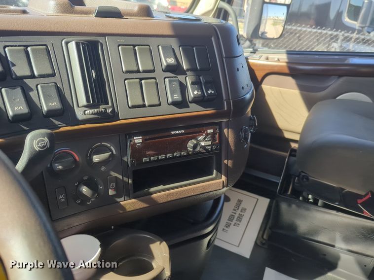 image for item NG9308 2016 Volvo  VNL semi truck