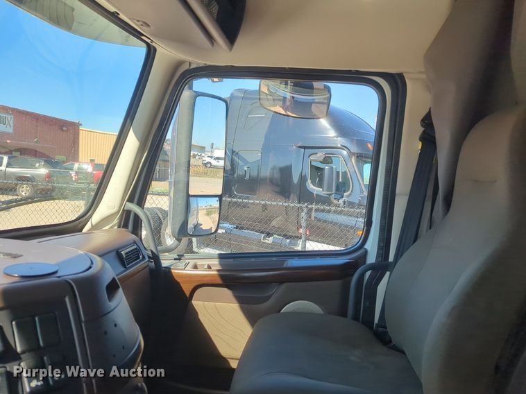 image for item NG9308 2016 Volvo  VNL semi truck