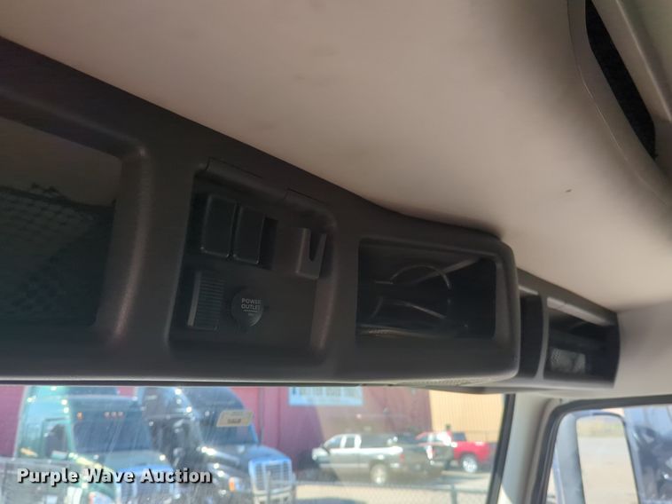 image for item NG9308 2016 Volvo  VNL semi truck