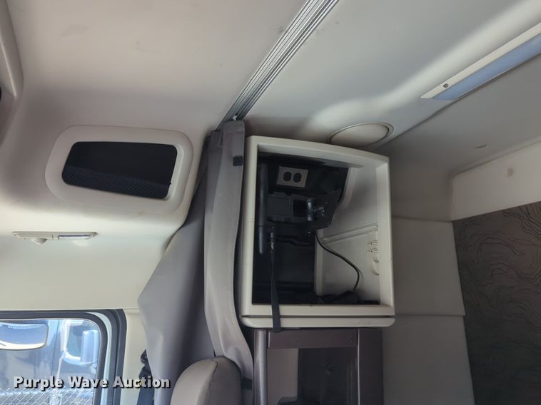 image for item NG9308 2016 Volvo  VNL semi truck