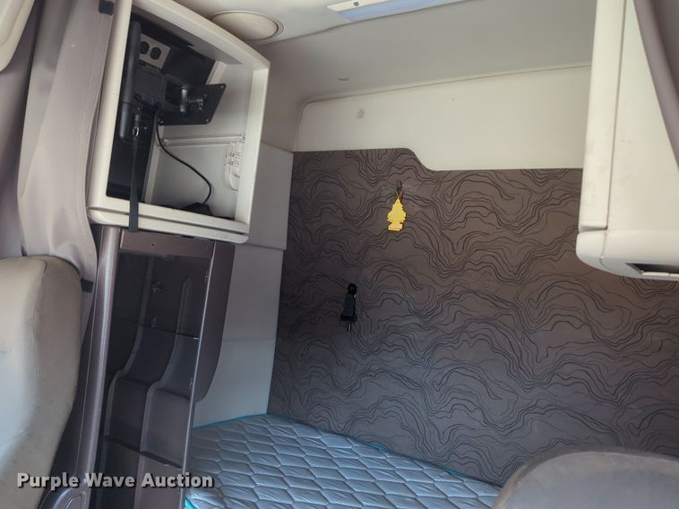 image for item NG9308 2016 Volvo  VNL semi truck