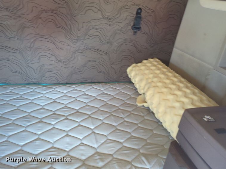 image for item NG9308 2016 Volvo  VNL semi truck