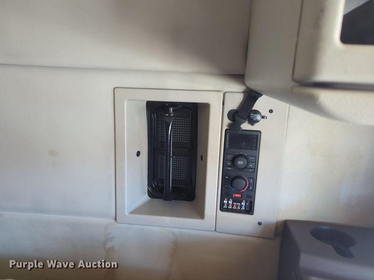 image for item NG9308 2016 Volvo  VNL semi truck