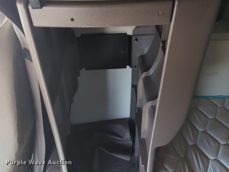 image for item NG9308 2016 Volvo  VNL semi truck