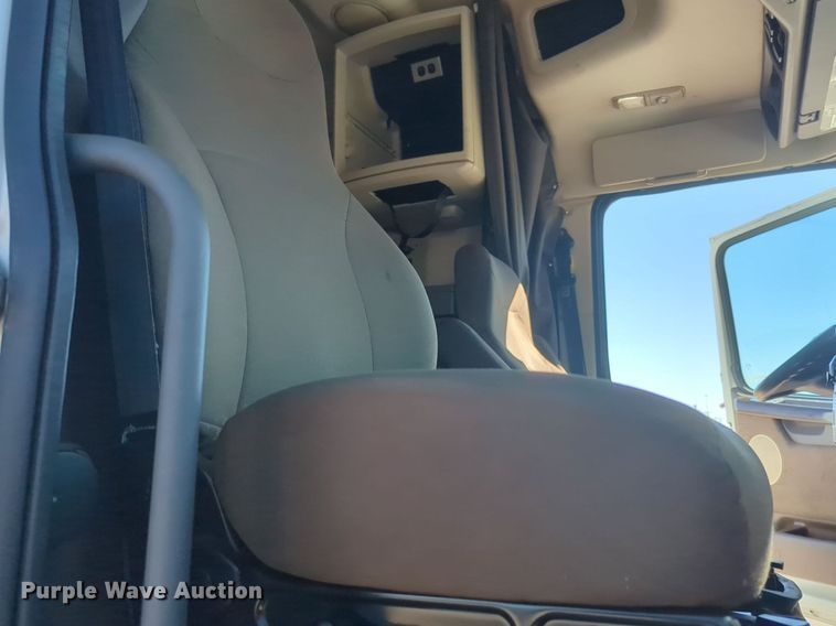 image for item NG9308 2016 Volvo  VNL semi truck