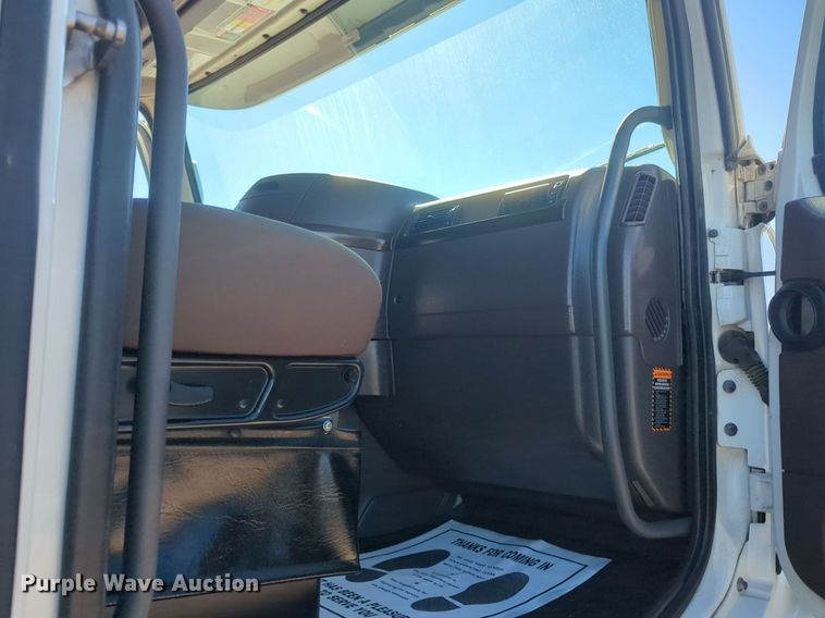 image for item NG9308 2016 Volvo  VNL semi truck