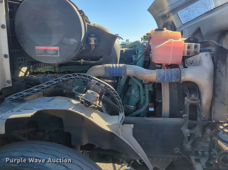 image for item NG9308 2016 Volvo  VNL semi truck