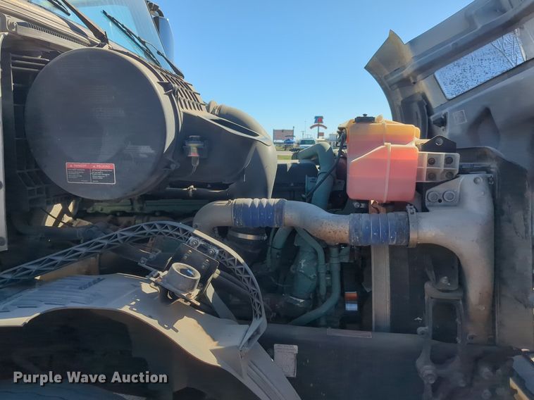 image for item NG9308 2016 Volvo  VNL semi truck