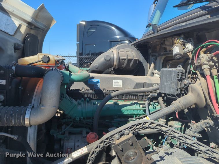 image for item NG9308 2016 Volvo  VNL semi truck