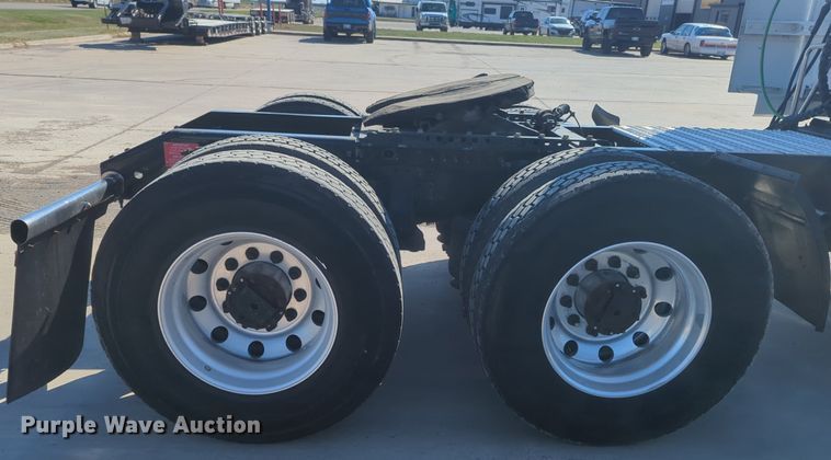 image for item NG9308 2016 Volvo  VNL semi truck