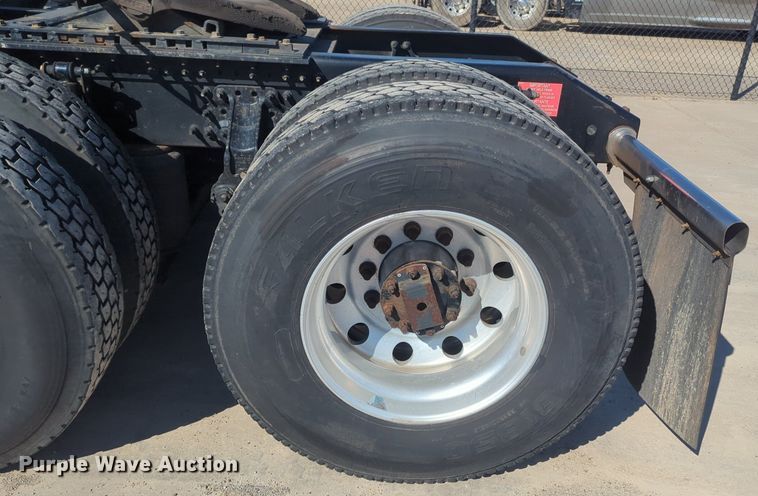 image for item NG9308 2016 Volvo  VNL semi truck