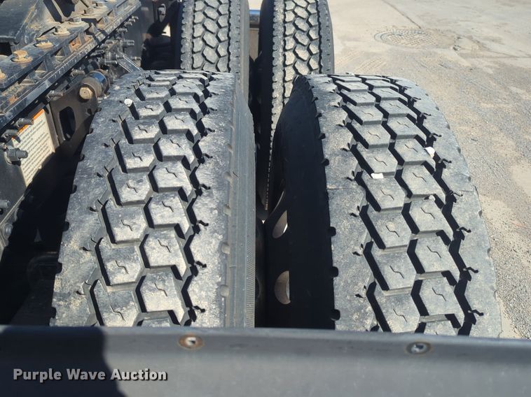 image for item NG9308 2016 Volvo  VNL semi truck