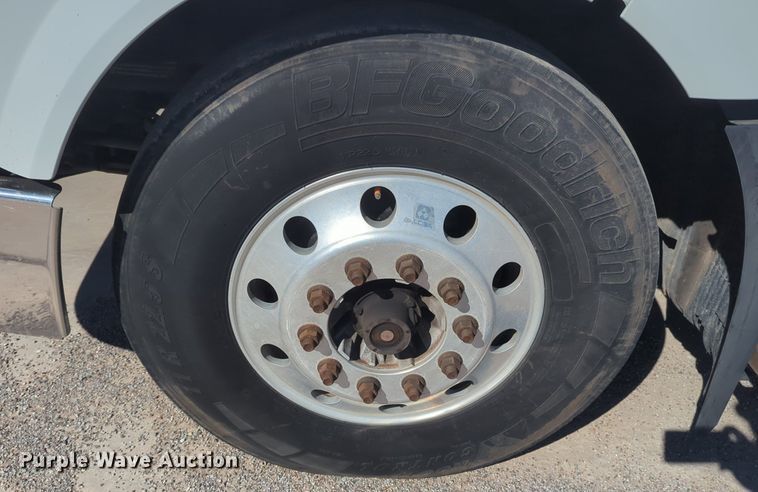 image for item NG9308 2016 Volvo  VNL semi truck