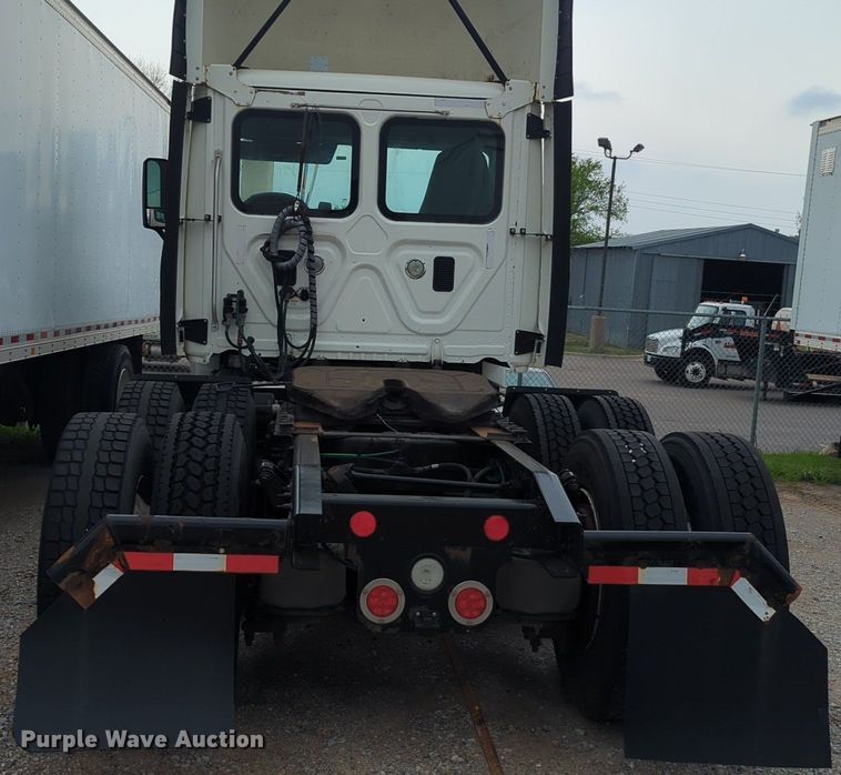 image for item NG9385 2015 Freightliner  Cascadia semi truck