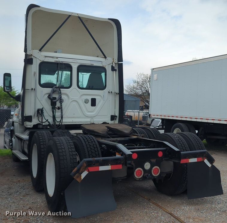 image for item NG9385 2015 Freightliner  Cascadia semi truck