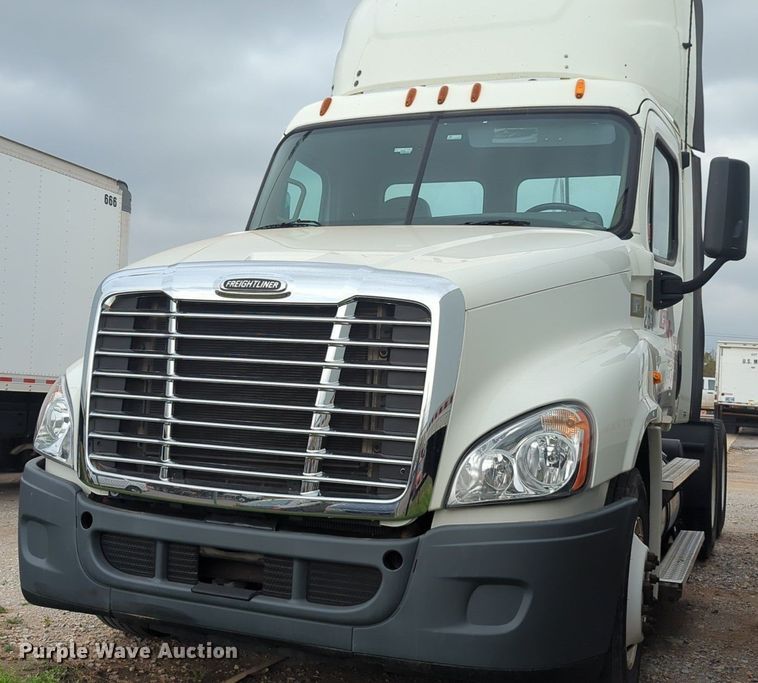 image for item NG9385 2015 Freightliner  Cascadia semi truck