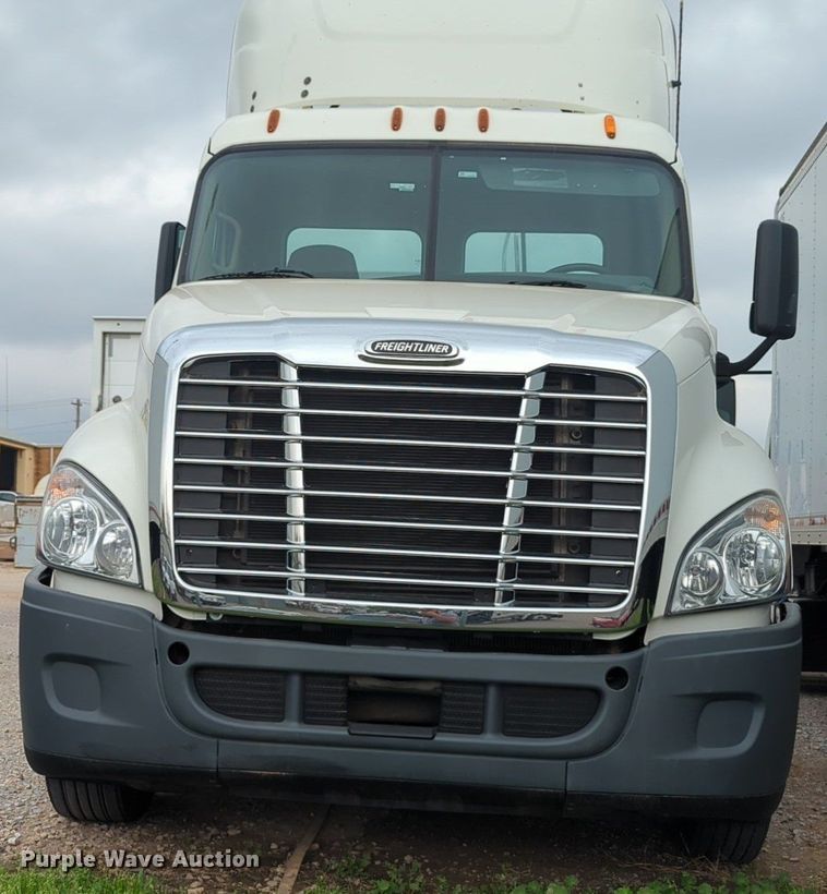 image for item NG9385 2015 Freightliner  Cascadia semi truck
