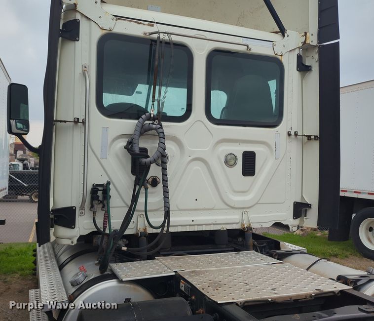 image for item NG9385 2015 Freightliner  Cascadia semi truck