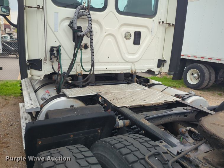 image for item NG9385 2015 Freightliner  Cascadia semi truck