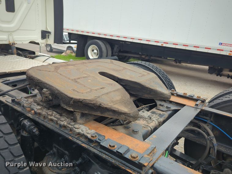 image for item NG9385 2015 Freightliner  Cascadia semi truck