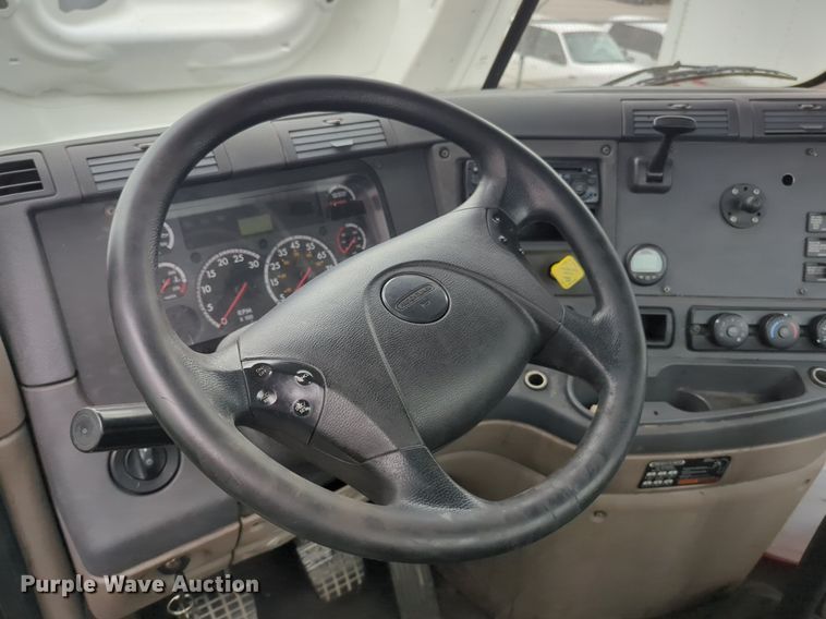 image for item NG9385 2015 Freightliner  Cascadia semi truck