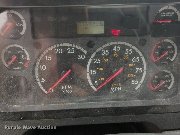 image for item NG9385 2015 Freightliner  Cascadia semi truck