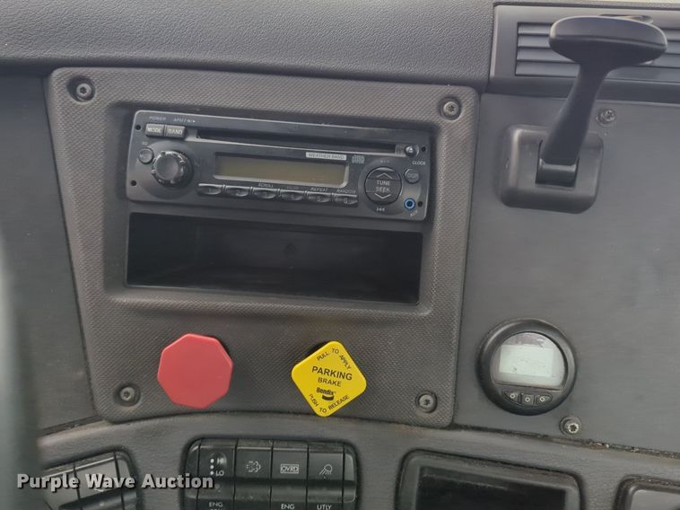 image for item NG9385 2015 Freightliner  Cascadia semi truck