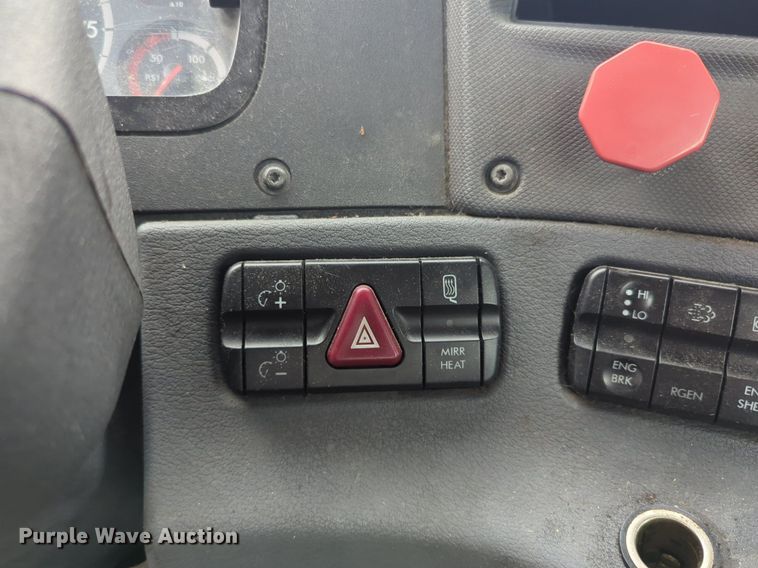 image for item NG9385 2015 Freightliner  Cascadia semi truck