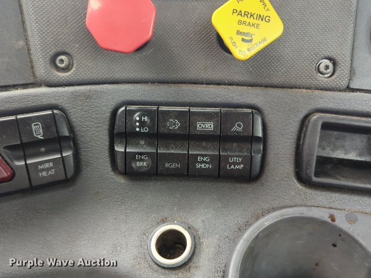 image for item NG9385 2015 Freightliner  Cascadia semi truck