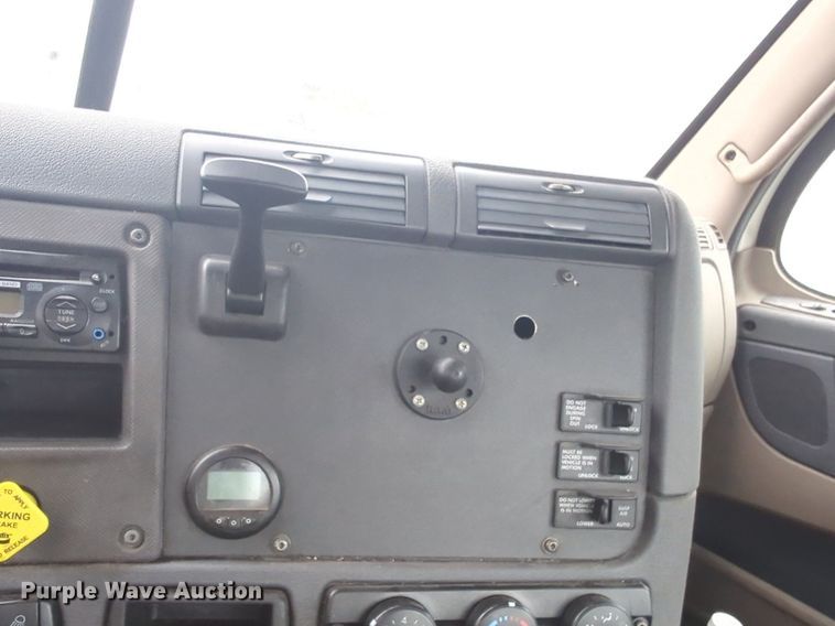 image for item NG9385 2015 Freightliner  Cascadia semi truck