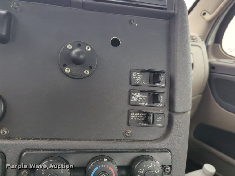 image for item NG9385 2015 Freightliner  Cascadia semi truck