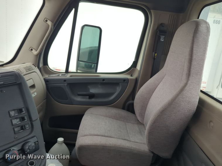 image for item NG9385 2015 Freightliner  Cascadia semi truck