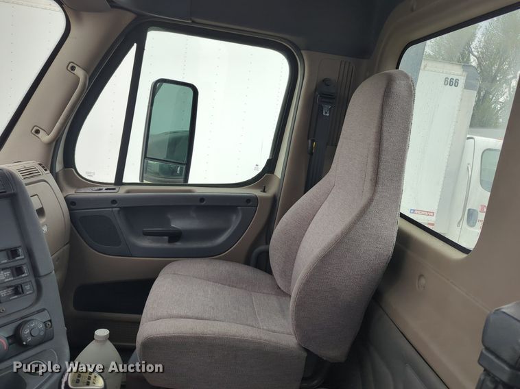 image for item NG9385 2015 Freightliner  Cascadia semi truck