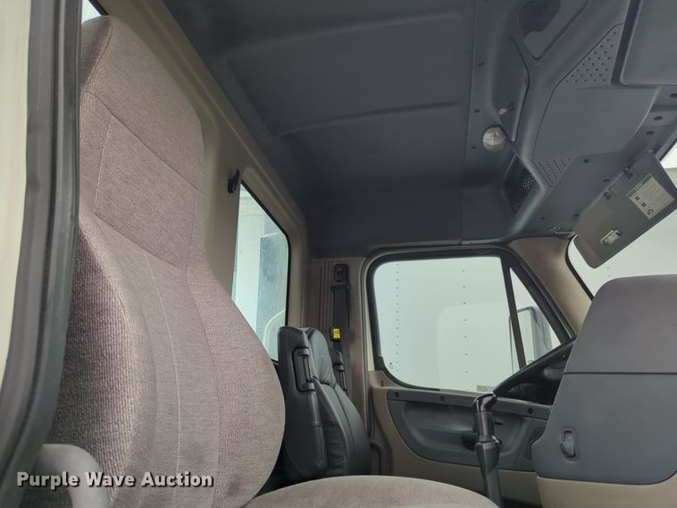 image for item NG9385 2015 Freightliner  Cascadia semi truck