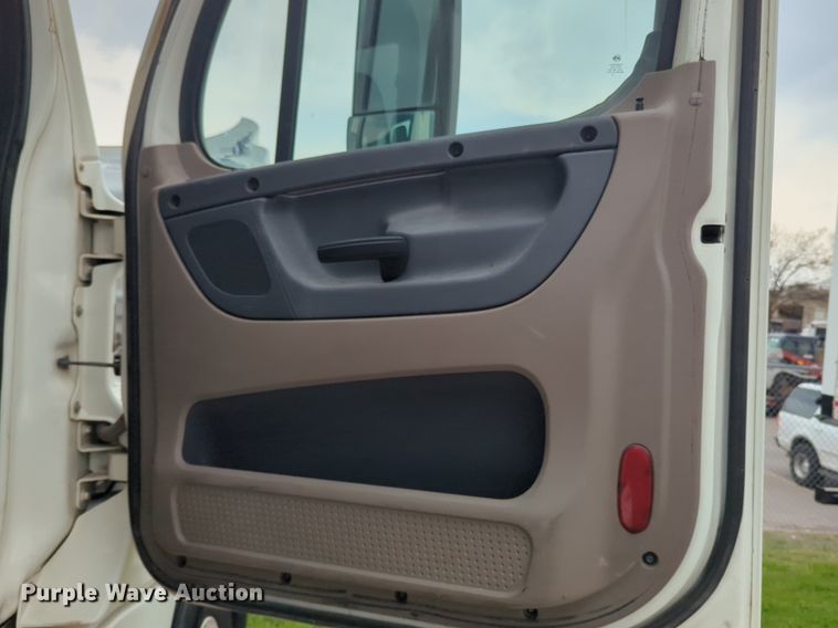 image for item NG9385 2015 Freightliner  Cascadia semi truck