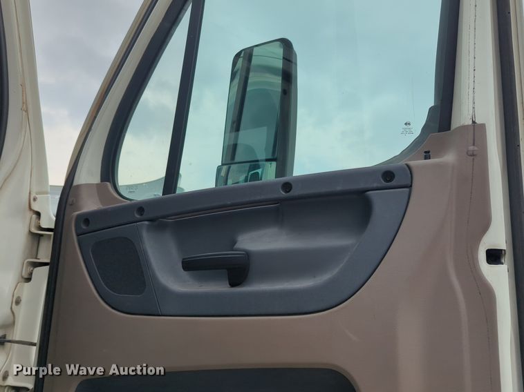 image for item NG9385 2015 Freightliner  Cascadia semi truck