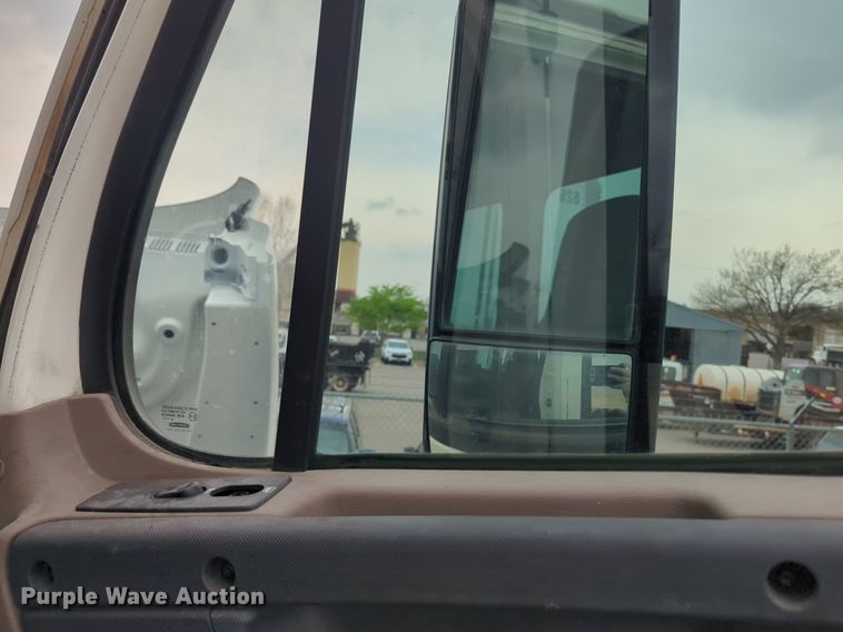 image for item NG9385 2015 Freightliner  Cascadia semi truck