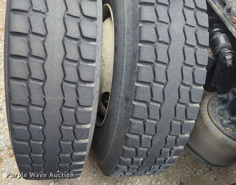 image for item NG9385 2015 Freightliner  Cascadia semi truck