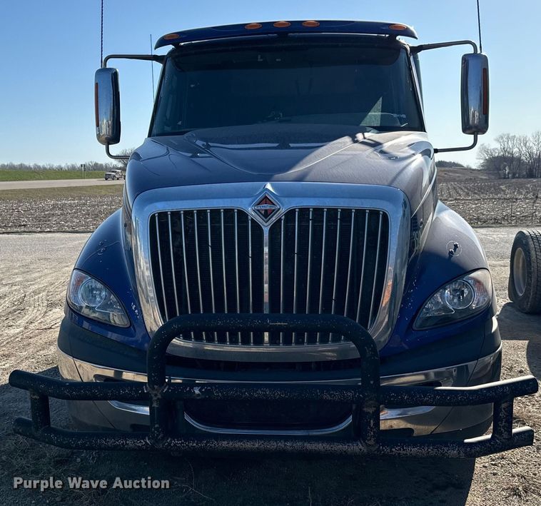 image for item NH9018 2016 International  ProStar Plus 122 semi truck