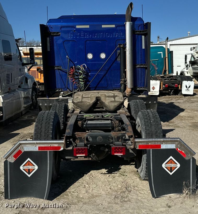 image for item NH9018 2016 International  ProStar Plus 122 semi truck