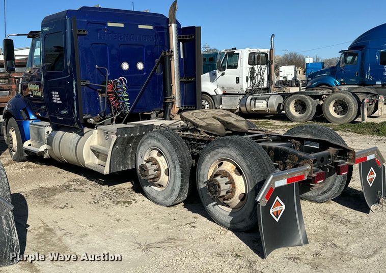 image for item NH9018 2016 International  ProStar Plus 122 semi truck