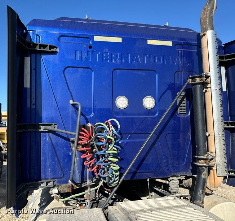 image for item NH9018 2016 International  ProStar Plus 122 semi truck