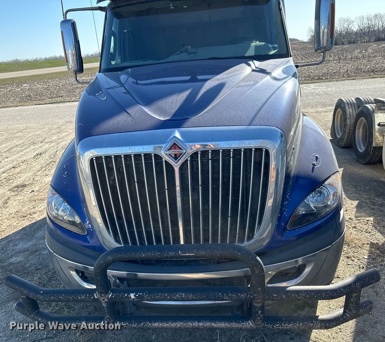 image for item NH9018 2016 International  ProStar Plus 122 semi truck