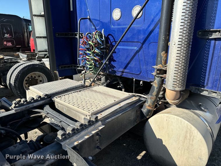 image for item NH9018 2016 International  ProStar Plus 122 semi truck