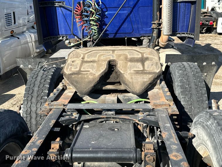 image for item NH9018 2016 International  ProStar Plus 122 semi truck