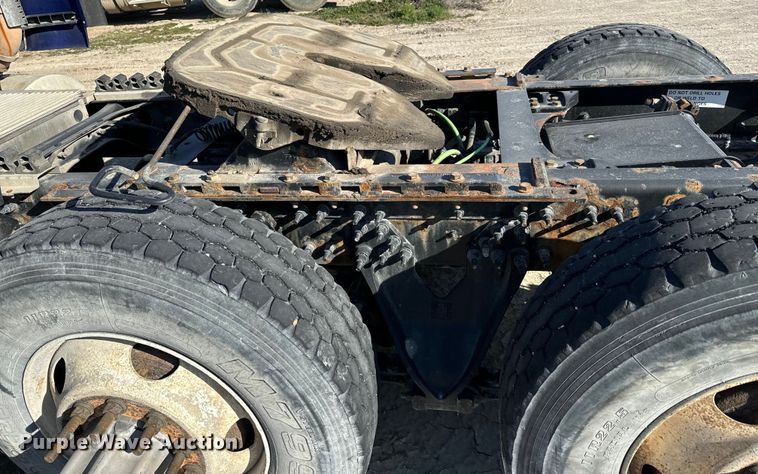 image for item NH9018 2016 International  ProStar Plus 122 semi truck