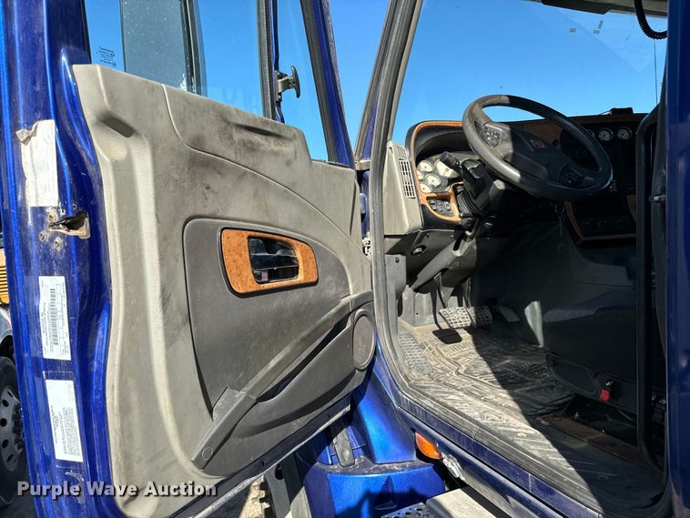 image for item NH9018 2016 International  ProStar Plus 122 semi truck