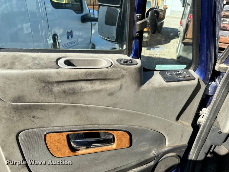 image for item NH9018 2016 International  ProStar Plus 122 semi truck